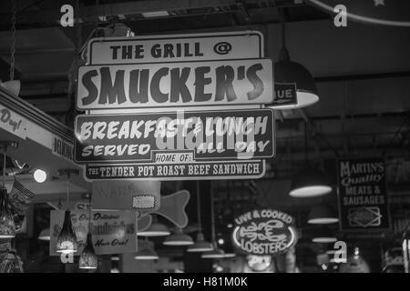 Reading Terminal Market, shop segno, il Grill Smucker, Philadelphia, Pennsylvania, STATI UNITI D'AMERICA Foto Stock