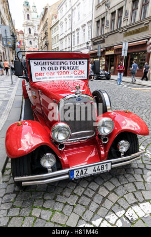 Una classica auto a noleggio parcheggiata per visite turistiche della città di Praga, Repubblica Ceca Foto Stock