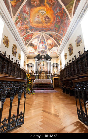 La chiesa dell'ospizio al Colle del Gran San Bernardo al confine fra Svizzera e Italia Foto Stock