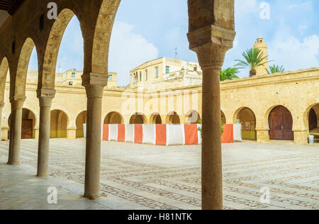 SOUSSE, TUNISIA - 6 Settembre 2015: i portici della Grande Moschea dare ombra nel caldo del mezzogiorno, il 6 settembre a Sousse. Foto Stock