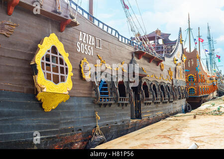 I galeoni pirata sulla central promenade accolgono i turisti a fare un viaggio, Sousse Foto Stock