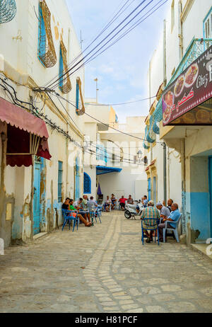 I numerosi anziani client locale in popular outdoor cafe in Medina Foto Stock