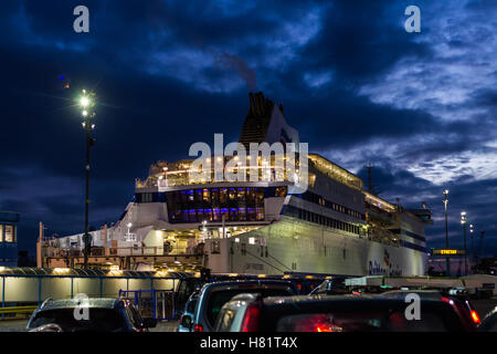 Automobili in attesa a salire a bordo del traghetto nel porto di notte Foto Stock