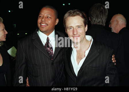 TERRENCE HOWARD LINUS ROACHE 'HARTS GUERRA' LA PREMIER MANN NATIONAL THEATRE DI WESTWOOD LA USA 12 febbraio 2002 Foto Stock