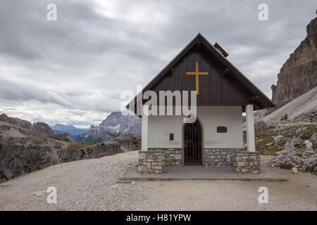 Cappella di montagna vicino a Tre Cime di Lavaredo nelle Dolomiti Alpi, Italia Foto Stock