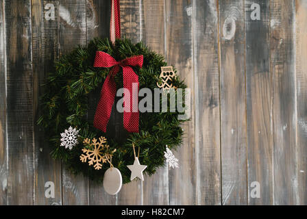 Ghirlanda di Natale su uno sfondo di legno Foto Stock