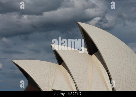 Sydney Opera House tetto NSW Australia contro nuvoloso, minaccioso cielo Foto Stock