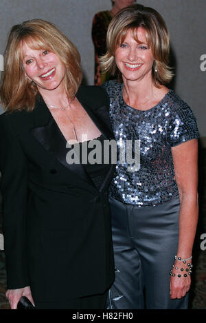 OLIVIA NEWTON-JOHN & RONA LA CAMPAGNA SUI DIRITTI UMANI DEL SECOLO DI GALA DELLA CITTÀ DI LOS ANGELES USA 17 febbraio 2001 Foto Stock