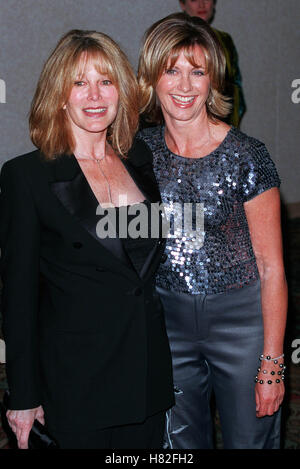 OLIVIA NEWTON-JOHN & RONA LA CAMPAGNA SUI DIRITTI UMANI DEL SECOLO DI GALA DELLA CITTÀ DI LOS ANGELES USA 17 febbraio 2001 Foto Stock