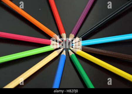 Colore pastello. Matite di disegno. Matite di legno. Foto Stock