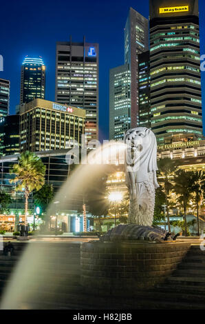 Notte di immagine luminosa Merlion accanto allo skyline e Fullerton hotel di Marina Bay, Singapore Foto Stock