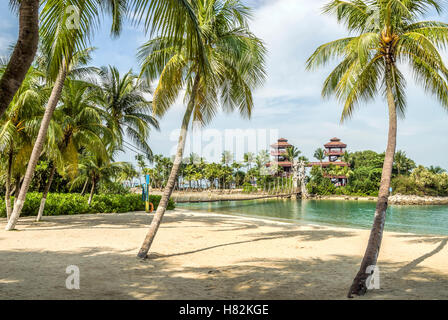 Palawan Beach e il ponte al punto più a sud dell Asia continentale sull'Isola di Sentosa, Singapore Foto Stock