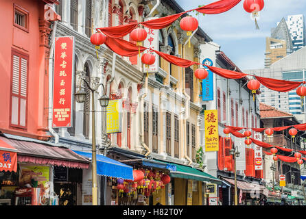 Negozi tipici cinesi e piccoli negozi a Chinatown, Singapore Foto Stock