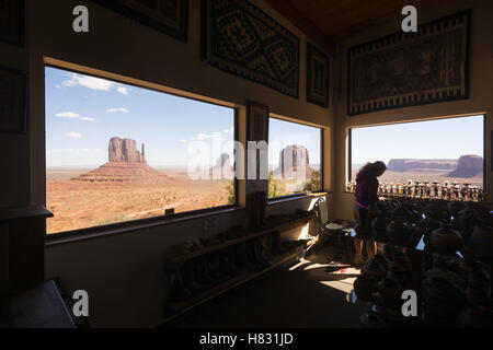 Arizona-Utah, il parco tribale Navajo Monument Valley, Valle vista dal Centro visitatori Foto Stock