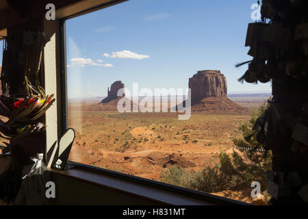 Arizona-Utah, il parco tribale Navajo Monument Valley, Valle vista dal Centro visitatori Foto Stock