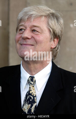 MARTIN JARVIS JOHN THAW memoriale di servizio ST MARTINS NEL CAMPO Londra Inghilterra 04 Settembre 2002 Foto Stock