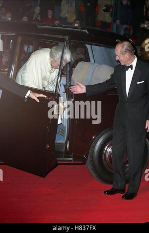 Sua Maestà la Regina Elisabetta II muore un altro giorno (James Bond) PREMIERE LONDON ROYAL ALBERT HALL Londra Inghilterra 18 Novembre 200 Foto Stock