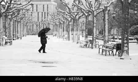 Uomo con ombrello in caso di pioggia, l'inverno e freddo Foto Stock