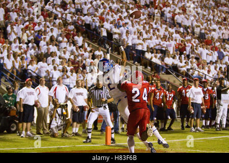 Sep. 18, 2009; Fresno, CA, Stati Uniti d'America; boise state broncos wide receiver austin pettis (2) Salta per un touchdown passato cattura fresno membro bulldogs cornerback desia dunn (24) durante il quarto trimestre al bulldog stadium. boise state sconfitto fresno membro 51-34. Foto Stock