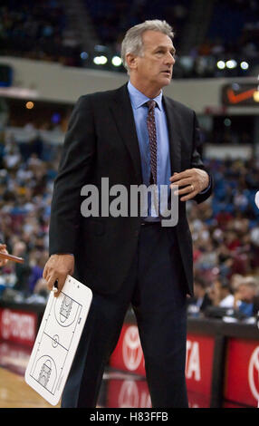 Ottobre 23, 2009; Sacramento, CA, Stati Uniti d'America; Sacramento Kings head coach Paul Westphal durante il quarto trimestre contro la Utah Jazz presso l'ARCO Arena. Il Jazz ha vinto 95-85. Foto Stock