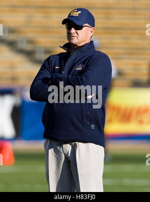 Novembre 7, 2009; Berkeley, CA, Stati Uniti d'America; california golden bears head coach jeff tedford prima della partita contro la Oregon state castori presso il Memorial Stadium. Foto Stock