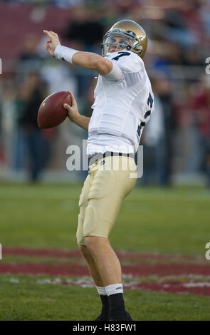 28 novembre 2009; Stanford, CA, Stati Uniti; Notre Dame combatte contro il quarterback irlandese Jimmy Clausen (7) prima della partita contro gli Stanford Cardinal allo Stanford Stadium. Stanford sconfisse Notre Dame 45-38. Foto Stock