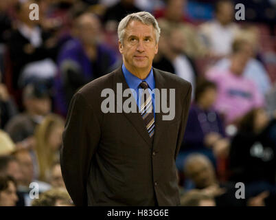 Febbraio 28, 2010; sacramento, CA, Stati Uniti d'America; los angeles clippers coach kim hughes durante il primo trimestre contro i Sacramento Kings di arco arena. sacramento sconfitto los angeles 97-92. Foto Stock