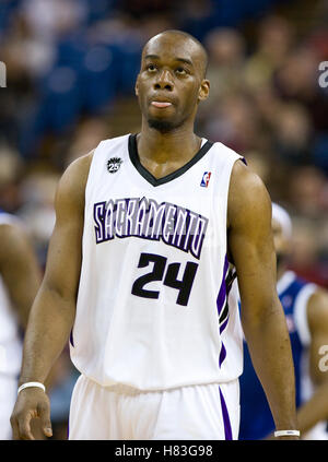 Febbraio 28, 2010; Sacramento, CA, Stati Uniti d'America; Sacramento Kings avanti Carl Landry (24) durante il terzo trimestre contro i Los Angeles Clippers di arco Arena. Sacramento sconfitto Los Angeles 97-92. Foto Stock