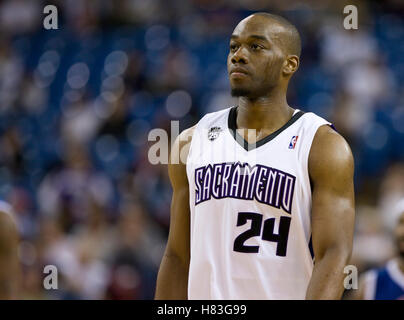 Febbraio 28, 2010; Sacramento, CA, Stati Uniti d'America; Sacramento Kings avanti Carl Landry (24) durante il terzo trimestre contro i Los Angeles Clippers di arco Arena. Sacramento sconfitto Los Angeles 97-92. Foto Stock