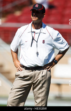 Il 4 settembre 2010; Stanford, CA, Stati Uniti d'America; Stanford Cardinale head coach Jim Harbaugh guarda il suo team warm up prima della partita contro il Sacramento membro calabroni presso la Stanford Stadium. Foto Stock
