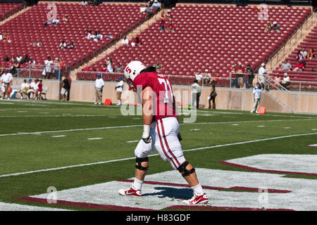 4 settembre 2010; Stanford, CA, Stati Uniti; la guardia di Stanford Cardinal Andrew Phillips (71) si scalda prima della partita contro i Sacramento State Hornets allo Stanford Stadium. Foto Stock