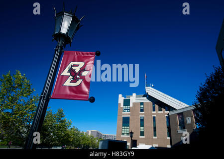 Ottobre 2, 2010; Chestnut Hill, MA, USA; vista generale della parte esterna di Alumni Stadium prima che il gioco tra il Boston College Eagles e la Cattedrale di Notre Dame Fighting Irish. Foto Stock