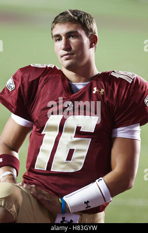 Ottobre 2, 2010; Chestnut Hill, MA, USA; il Boston College Eagles quarterback Mike Marscovetra (16) si riscalda prima della partita contro il Notre Dame Fighting Irish al Alumni Stadium. Notre Dame ha sconfitto il Boston College 31-13. Foto Stock