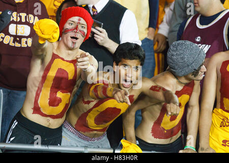 Ottobre 2, 2010; Chestnut Hill, MA, USA; il Boston College Eagles fans celebrare in stand durante il primo trimestre contro il Notre Dame Fighting Irish al Alumni Stadium. Foto Stock