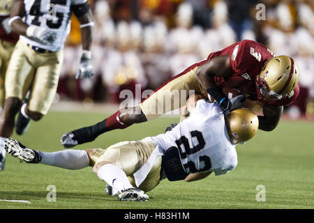 2 ottobre 2010; Chestnut Hill, Massachusetts, USA; Notre Dame combatte contro la safety irlandese Harrison Smith (22) affronta il wide receiver dei Boston College Eagles Ifeanyi Momah (3) dopo un passaggio ricevuto durante il secondo quarto all'Alumni Stadium. Foto Stock