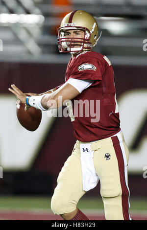 2 ottobre 2010; Chestnut Hill, Massachusetts, USA; il quarterback dei Boston College Eagles Mike Marscovetra (16) passa contro i Notre Dame Fighting Irish durante il quarto periodo all'Alumni Stadium. Notre Dame sconfisse il Boston College 31-13. Foto Stock
