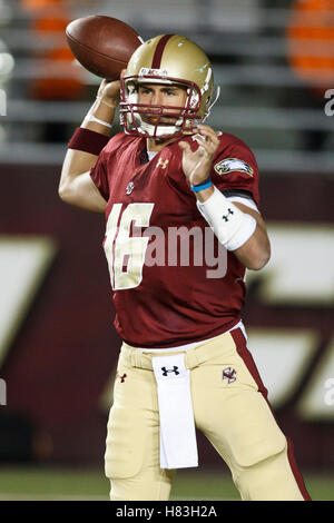 Ottobre 2, 2010; chestnut Hill, MA, USA; il Boston College eagles quarterback mike marscovetra (16) genera un pass contro il notre dame fighting irish durante il quarto trimestre al alumni stadium. notre dame ha sconfitto il Boston college 31-13. Foto Stock