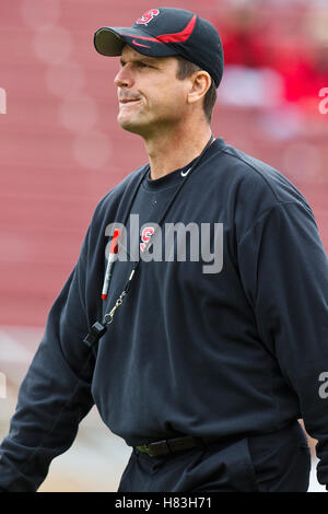 Ottobre 23, 2010; Stanford, CA, Stati Uniti d'America; Stanford Cardinale head coach Jim Harbaugh guarda il suo team prima il gioco Washington State Cougars presso la Stanford Stadium. Foto Stock