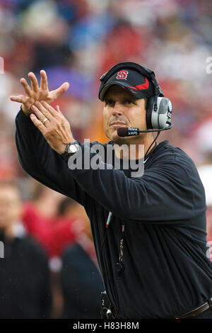 Ottobre 23, 2010; Stanford, CA, Stati Uniti d'America; Stanford Cardinale head coach Jim Harbaugh chiede un tempo fuori contro il Washington State Cougars durante il secondo trimestre presso la Stanford Stadium. Foto Stock