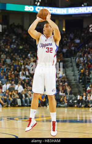 Ottobre 29, 2010; Oakland, CA, Stati Uniti d'America; Los Angeles Clippers avanti potenza Blake Griffin (32) spara un jump shot contro la Golden State Warriors durante il primo trimestre a Oracle Arena. Foto Stock