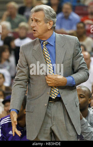 Novembre 1, 2010; Sacramento, CA, Stati Uniti d'America; Sacramento Kings head coach Paul Westphal sul banco durante il primo trimestre contro il Toronto Raptors di arco Arena. Foto Stock