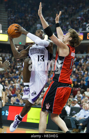 Novembre 1, 2010; sacramento, CA, Stati Uniti d'America; sacramento kings point guard tireke Evans (13) spara su Toronto Raptors centre David Andersen (13) durante il secondo trimestre di arco arena. Il re sconfitto i rapaci 111-108. Foto Stock