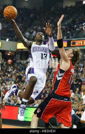 Novembre 1, 2010; sacramento, CA, Stati Uniti d'America; sacramento kings point guard tireke Evans (13) spara su Toronto Raptors centre David Andersen (13) durante il secondo trimestre di arco arena. Il re sconfitto i rapaci 111-108. Foto Stock