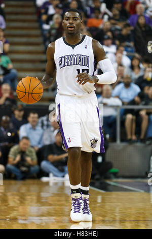 Novembre 1, 2010; sacramento, CA, Stati Uniti d'America; sacramento kings point guard tireke Evans (13) dribbling fino corte contro il Toronto Raptors durante il secondo trimestre di arco arena. Il re sconfitto i rapaci 111-108. Foto Stock