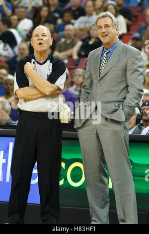 Novembre 1, 2010; sacramento, CA, Stati Uniti d'America; sacramento kings head coach paul westphal (destra) parla con arbitro joe crawford (17) durante il secondo trimestre di arco arena. Foto Stock