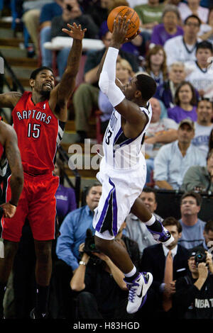 Novembre 1, 2010; sacramento, CA, Stati Uniti d'America; sacramento kings point guard tireke Evans (13) spara su Toronto Raptors avanti potenza amir Johnson (15) durante il quarto trimestre di arco arena. Il re sconfitto i rapaci 111-108. Foto Stock