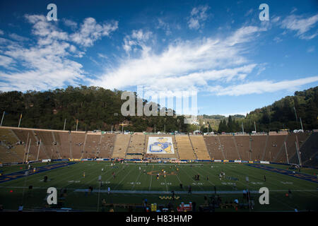 Novembre 13, 2010; Berkeley, CA, Stati Uniti d'America; vista generale del memorial stadium prima che il gioco tra la California golden Bears e la Oregon Ducks. Foto Stock