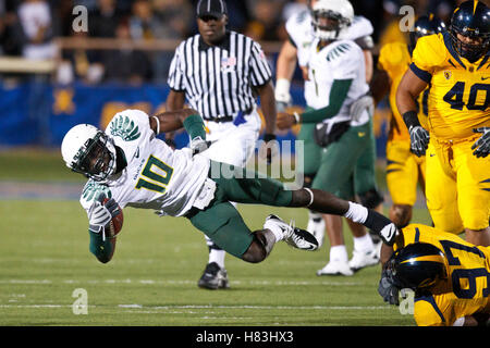 13 novembre 2010; Berkeley, CA, Stati Uniti; il wide receiver degli Oregon Ducks D.J. Davis (10) è placcato dal defensive tackle dei California Golden Bears Cameron Jordan (97) durante il quarto periodo al Memorial Stadium. L'Oregon sconfisse la California 15-13. Foto Stock