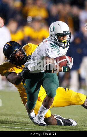 Novembre 13, 2010; Berkeley, CA, Stati Uniti d'America; Oregon Ducks running back LaMichael James (21) viene affrontato dalla California Golden Bears tackle difensivo Cameron Jordan (97) durante il quarto trimestre Memorial Stadium. Oregon sconfitto California 15-13. Foto Stock