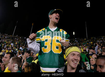 Novembre 13, 2010; Berkeley, CA, Stati Uniti d'America; un Oregon Ducks fan celebra dopo la partita contro la california golden bears presso il Memorial Stadium. oregon sconfitto california 15-13. Foto Stock